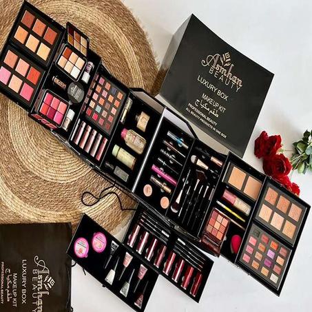 بوكس مكياج باللون الاسود