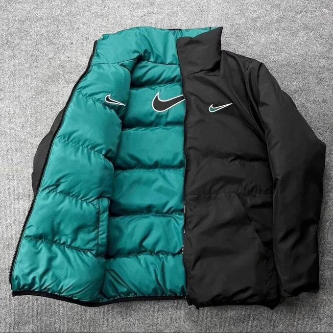 La veste réversible Nike est une doudoune portable