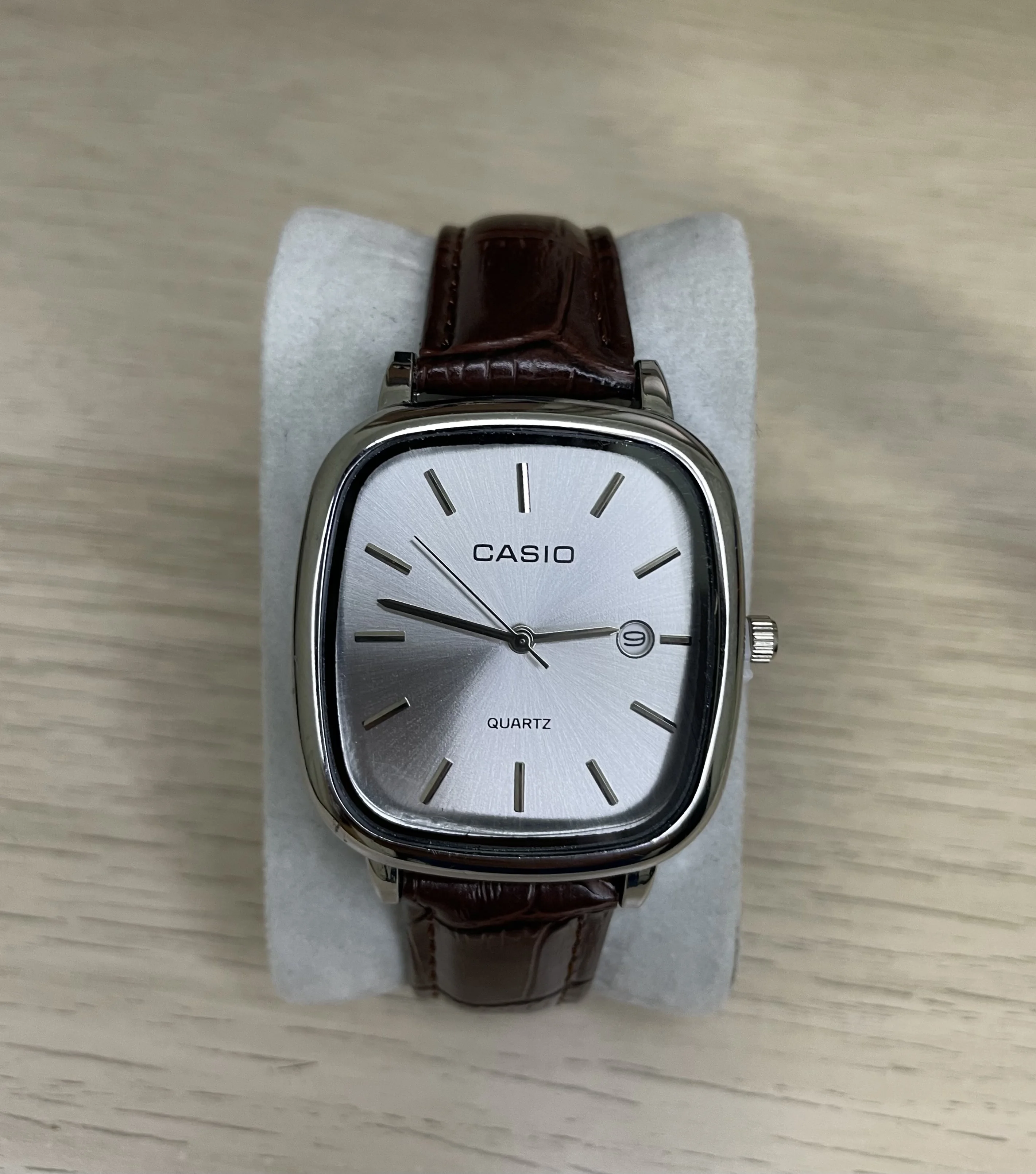 CASIO CUIR MARRON TABLEAU GRIS