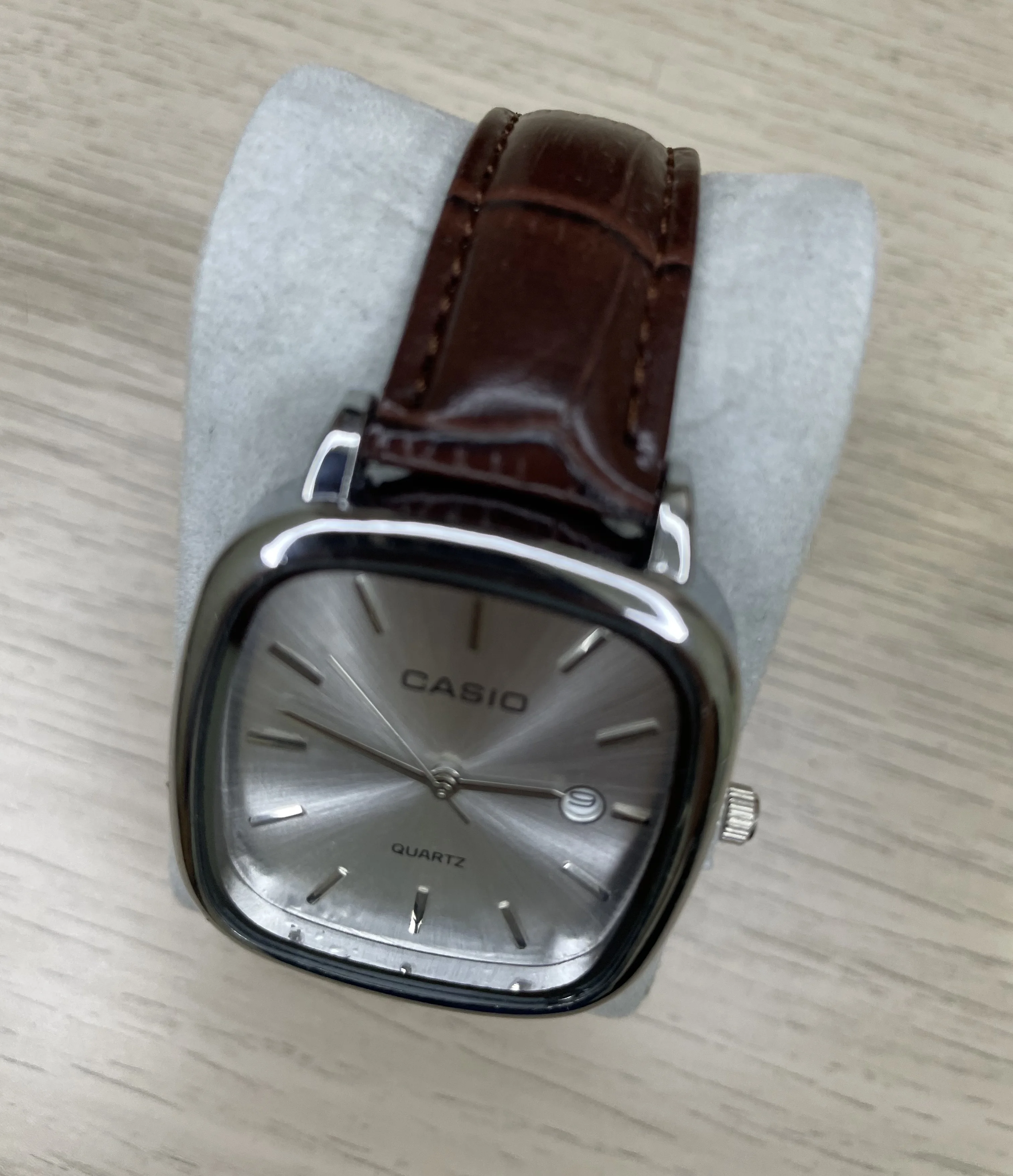 CASIO CUIR MARRON TABLEAU GRIS