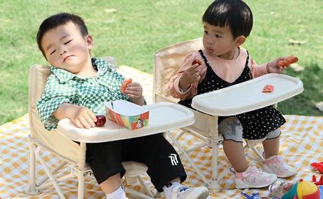 كرسي أطفال جياميان، كرسي مرتفع محمول للأطفال، كرسي طعام قابل للطي، مقعد معزز للسفر مع صينية قابلة للإزالة وحزام أمان قابل للتعديل (رمادي)