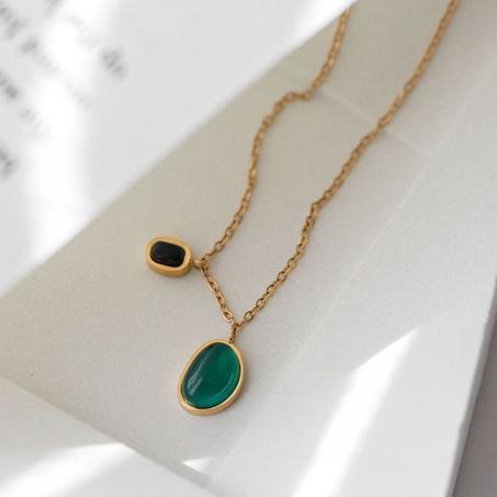 Collier Vintage avec Deux Pendentifs en Pierre Lisse Verte