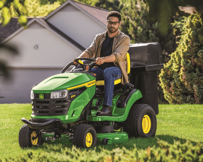 John Deere S220 42" Lawn Tractor