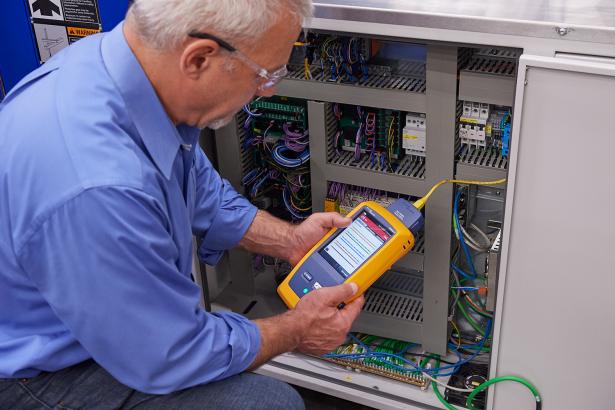 FLUKE Networks DSX2-8000-INT | Cat 8 CableAnalyzer Kit – 2GHz | Versiv2 + WLAN