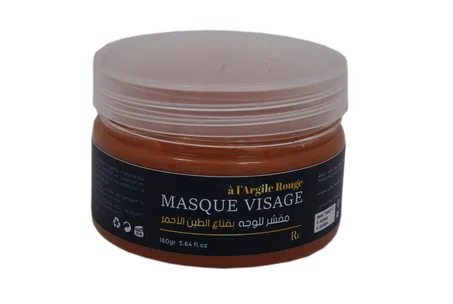 مقشر للوجه بقناع الطين الأحمر