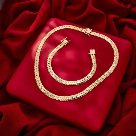 Conjunto de Cadena y Pulsera Dorada Exclusiva