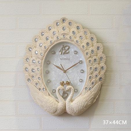ساعة حائط بتصميم مميز