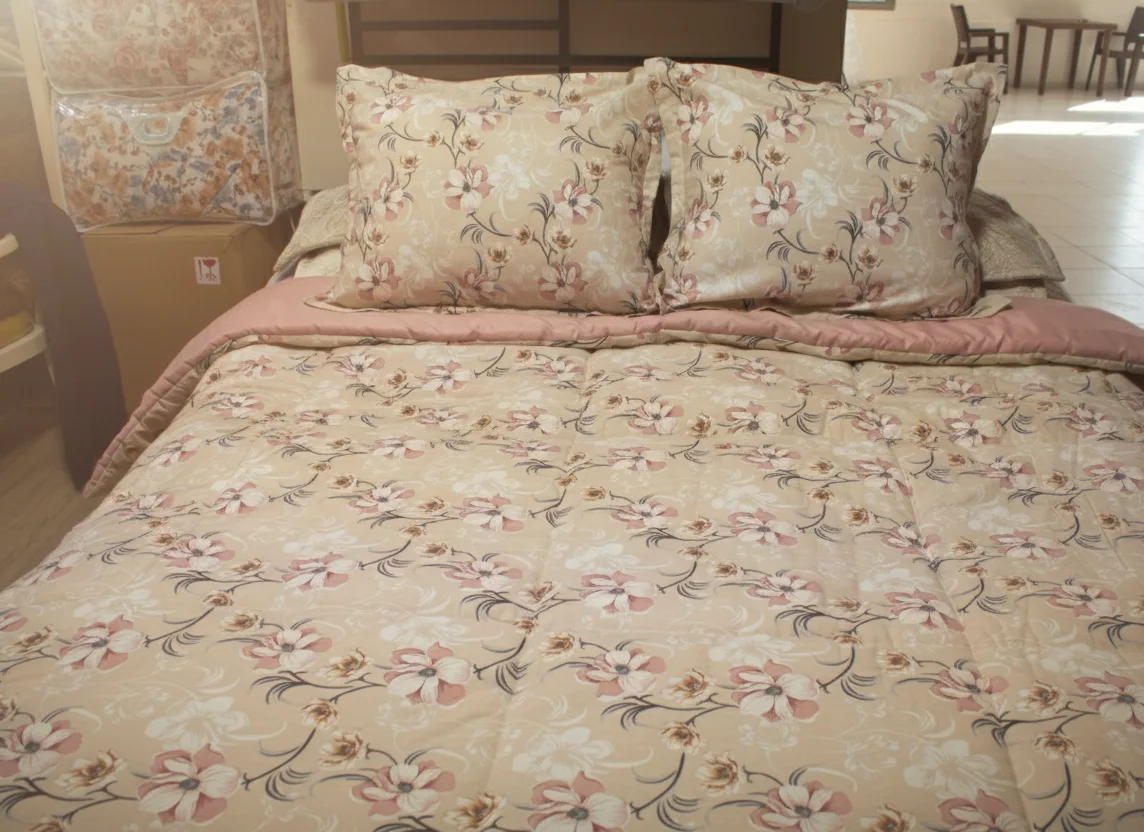 Pack couette + Parrure de drap beige avec fleur mauve