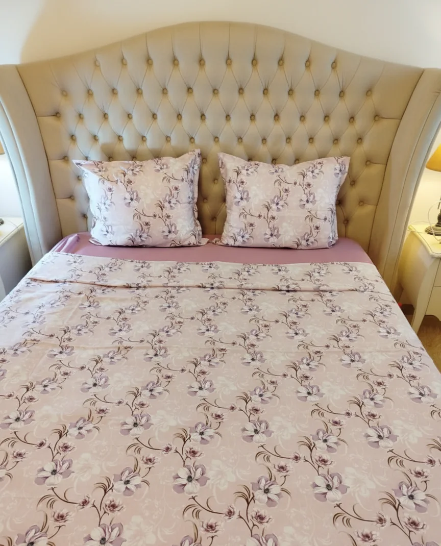 Pack Couette + parrure de drap mauve à fleur