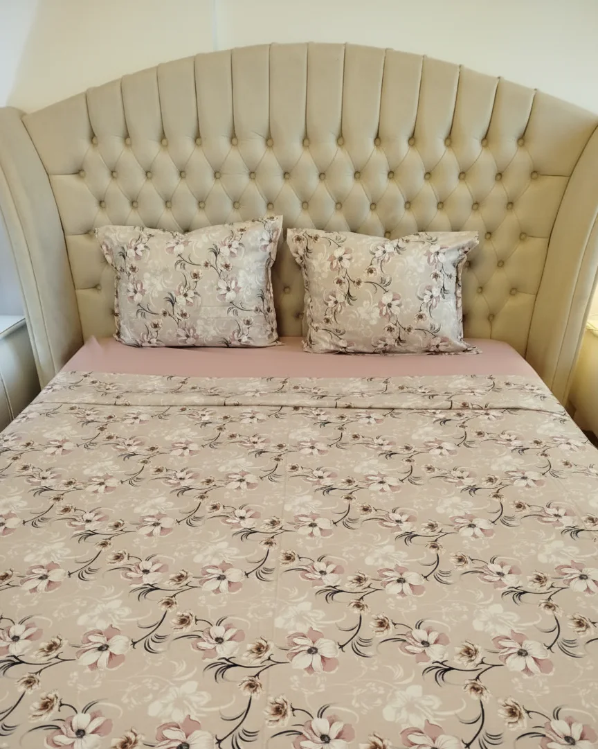 Pack couette + Parrure de drap beige avec fleur mauve