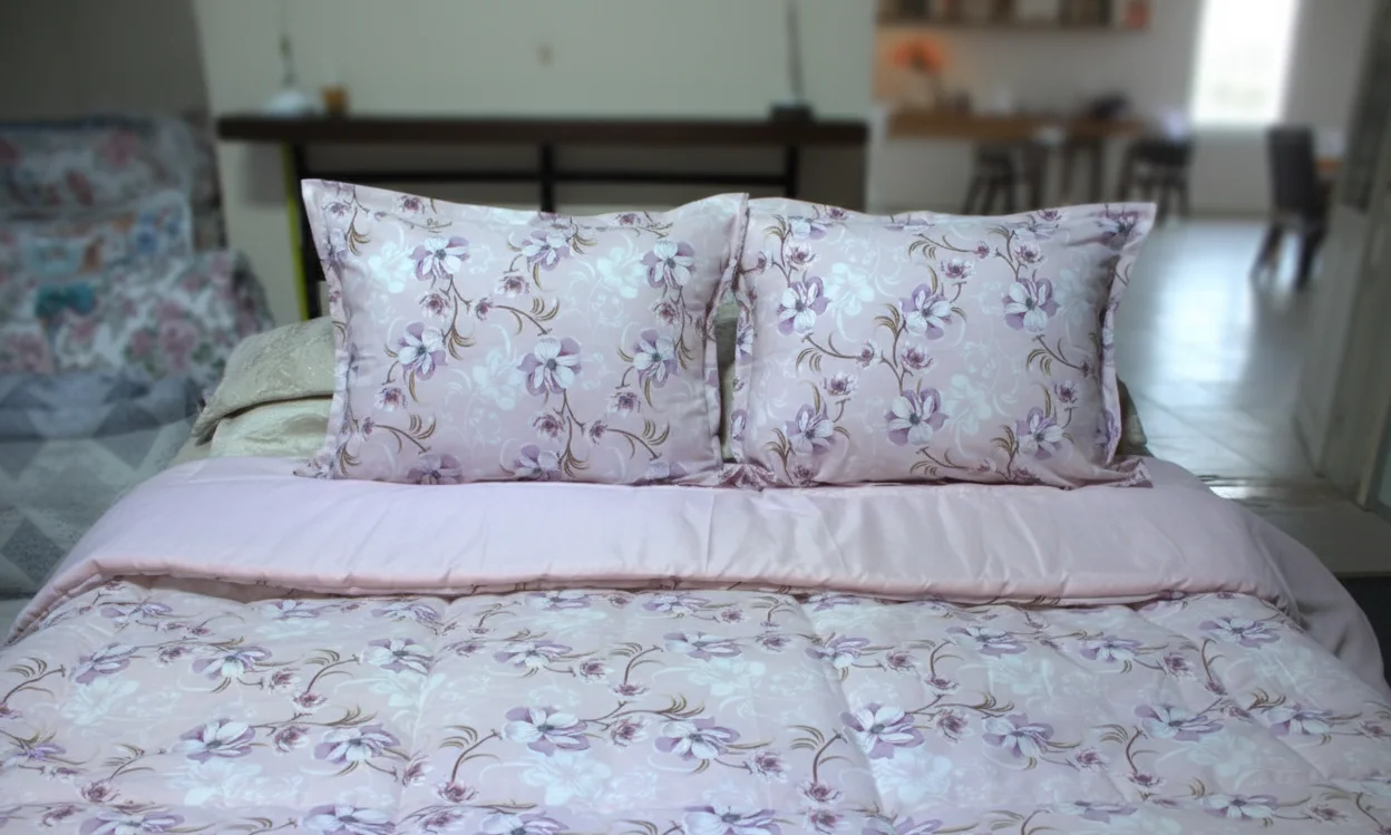 Pack Couette + parrure de drap mauve à fleur