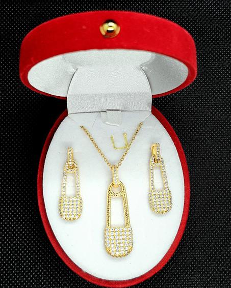 Parure Audace – Collier & Boucles d’Oreilles Épingles Dorées Cristallisées