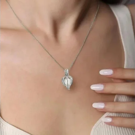 **Collar BRISET de perla de ostra rara** *Un toque de lujo y elegancia para tu estilo.*