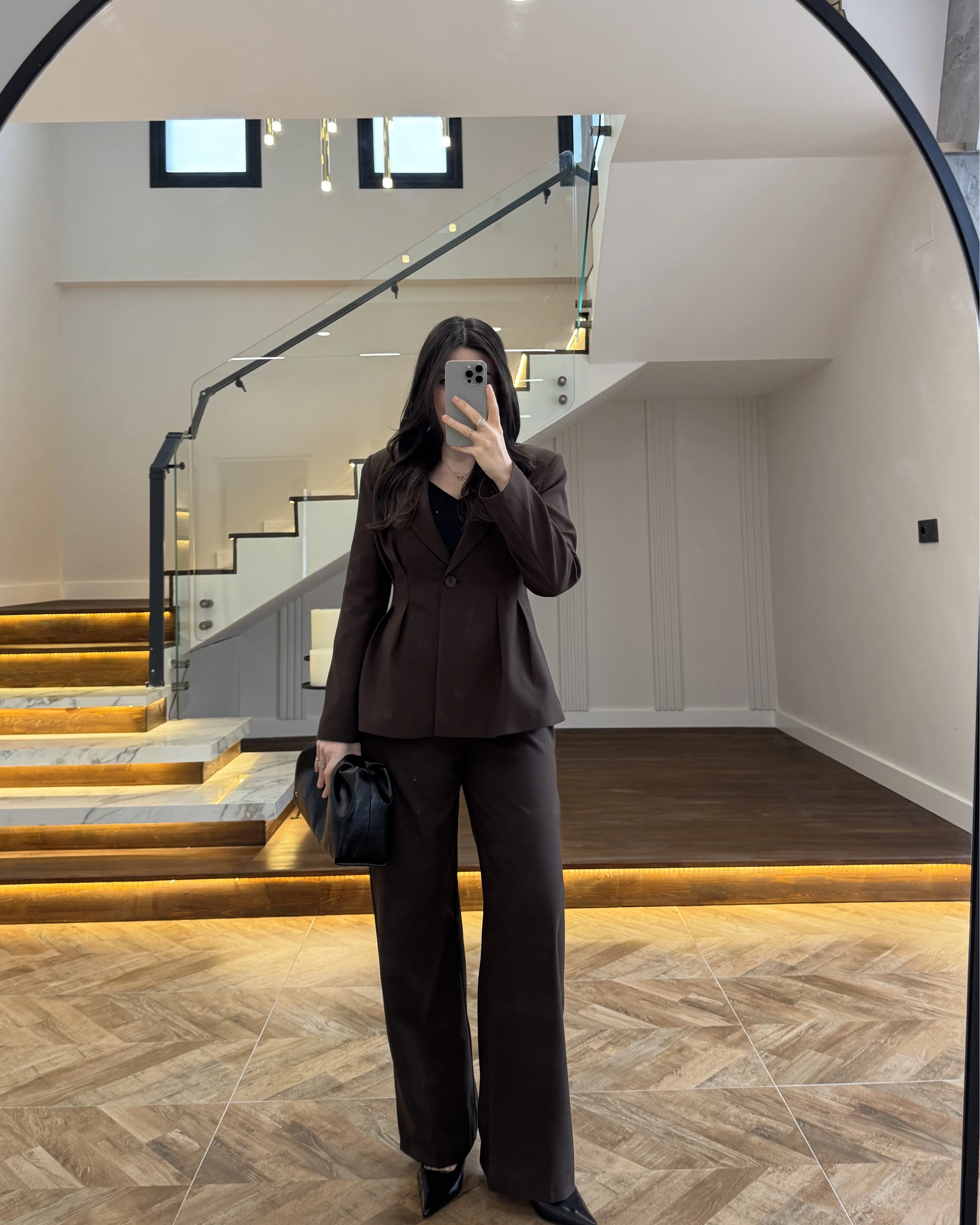 ENSEMBLE À CAFÉ PLISSÉ, CEINTURE PORTÉE