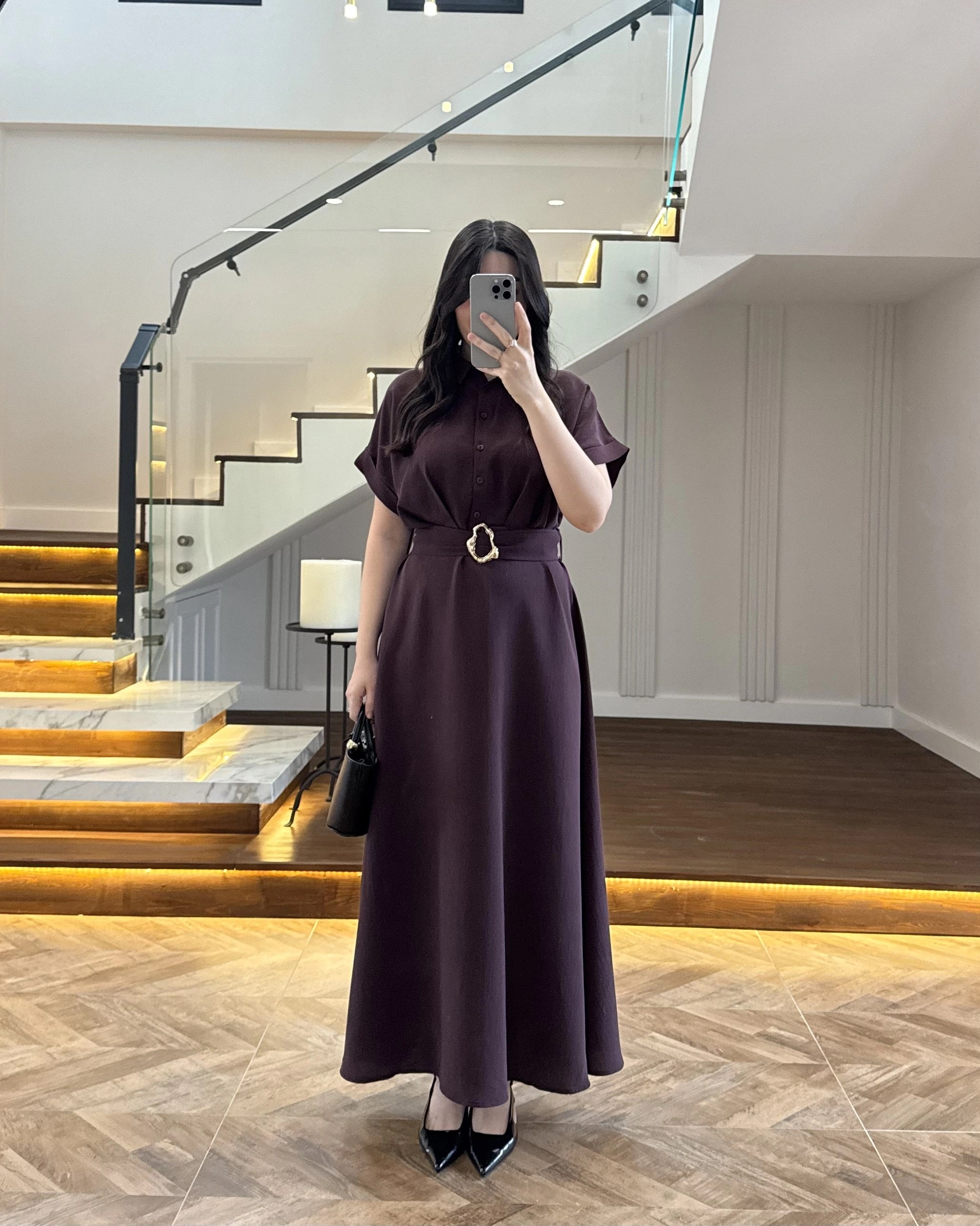 Robe en viscose prune avec ceinture dorée