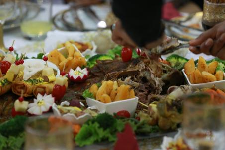 Image 7: Demi agneau méchoui avec garniture variés