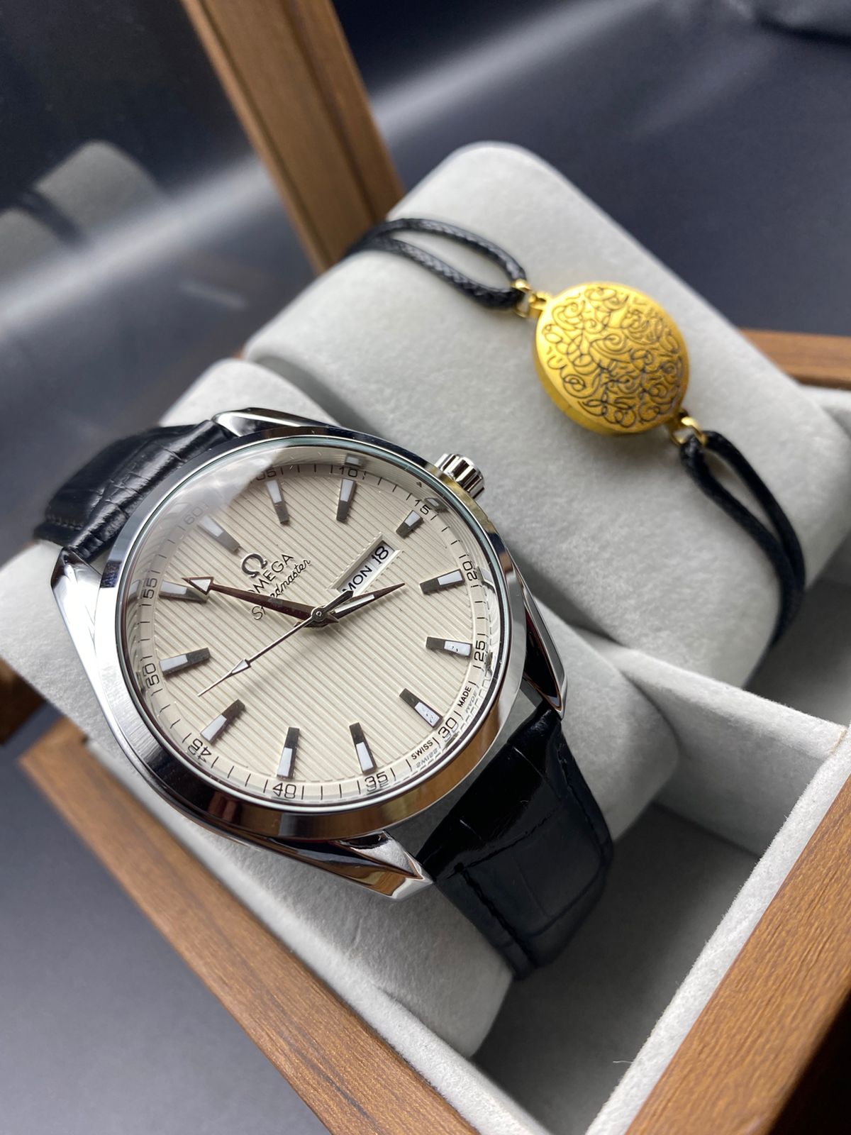 OMEGA AVEC BRACELET  EN AIERINOXYDABLE