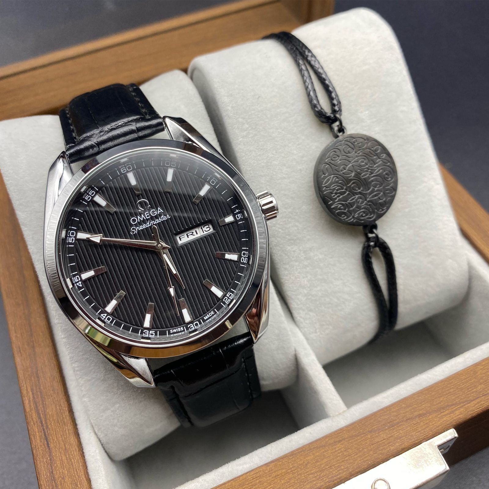 OMEGA AVEC BRACELET  EN AIERINOXYDABLE