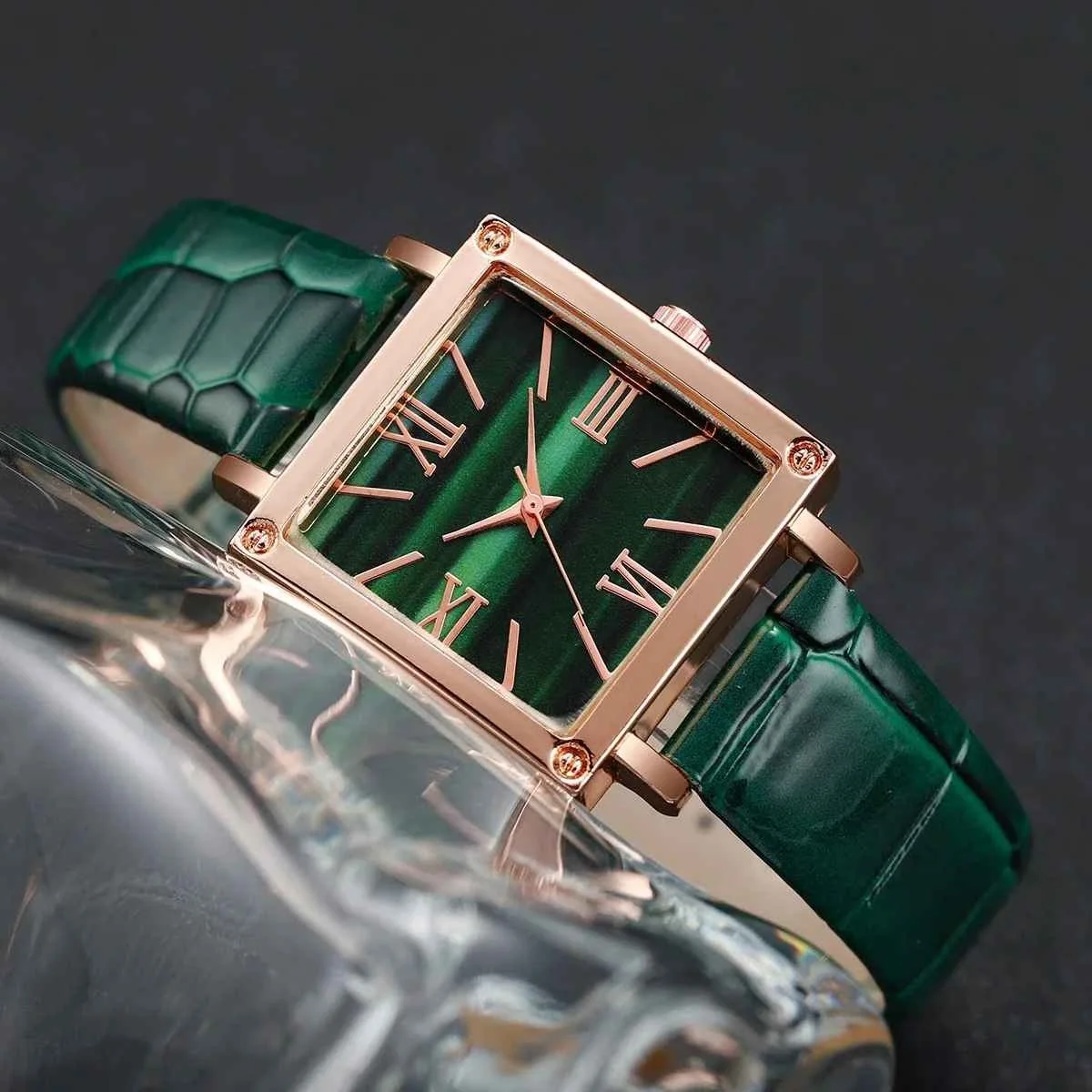⌚ Women’s Watch Vintage Square – ساعة نسائية بتصميم مربع عتيق أنيق