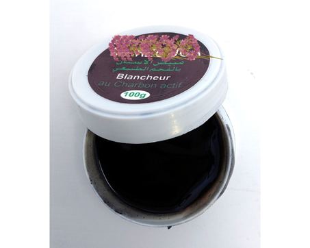 مبيض الأسنان بالفحم الطبيعي