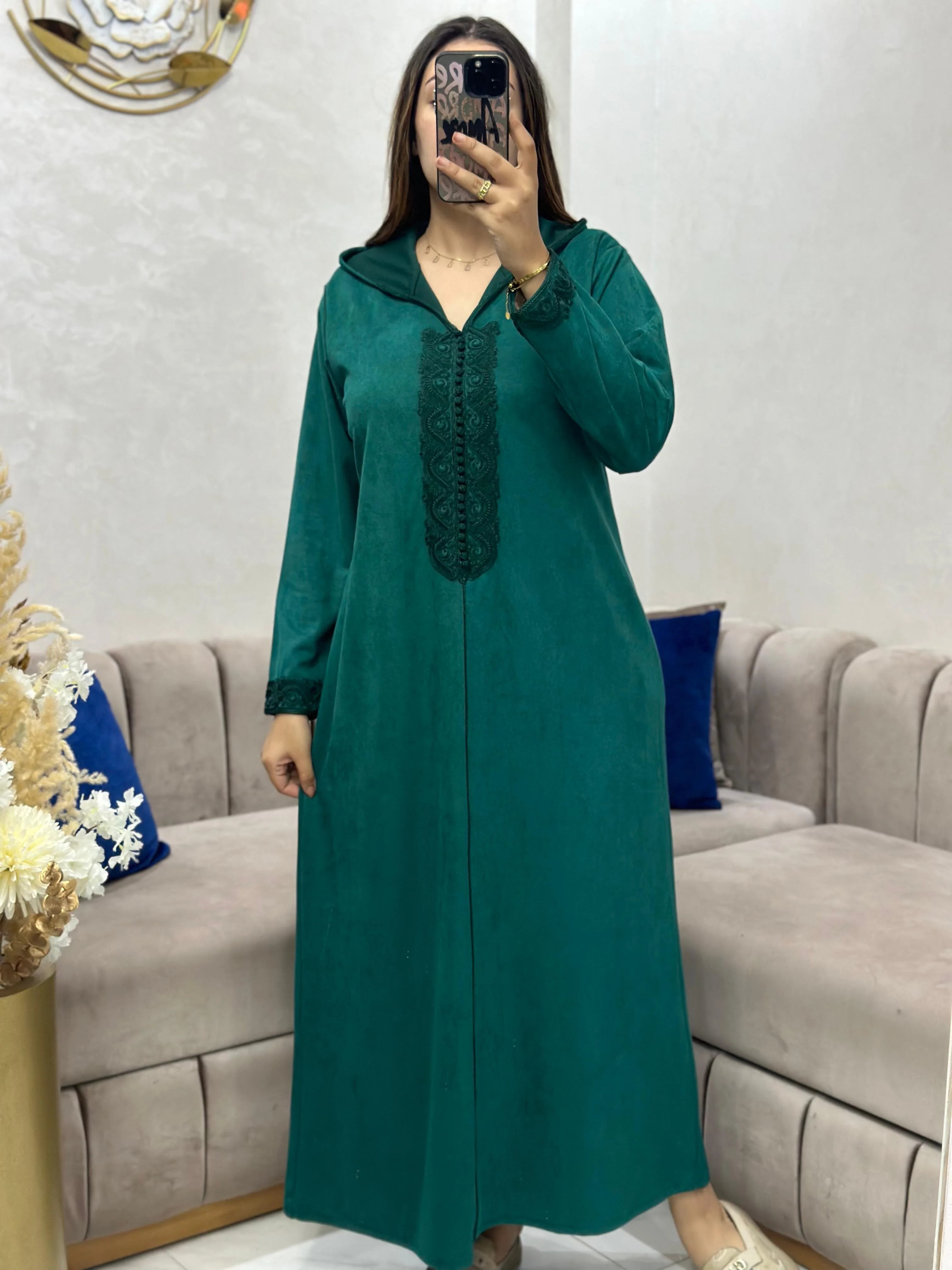 جلابة نسائية فاخرة – أناقة راقية لشتاء 2025