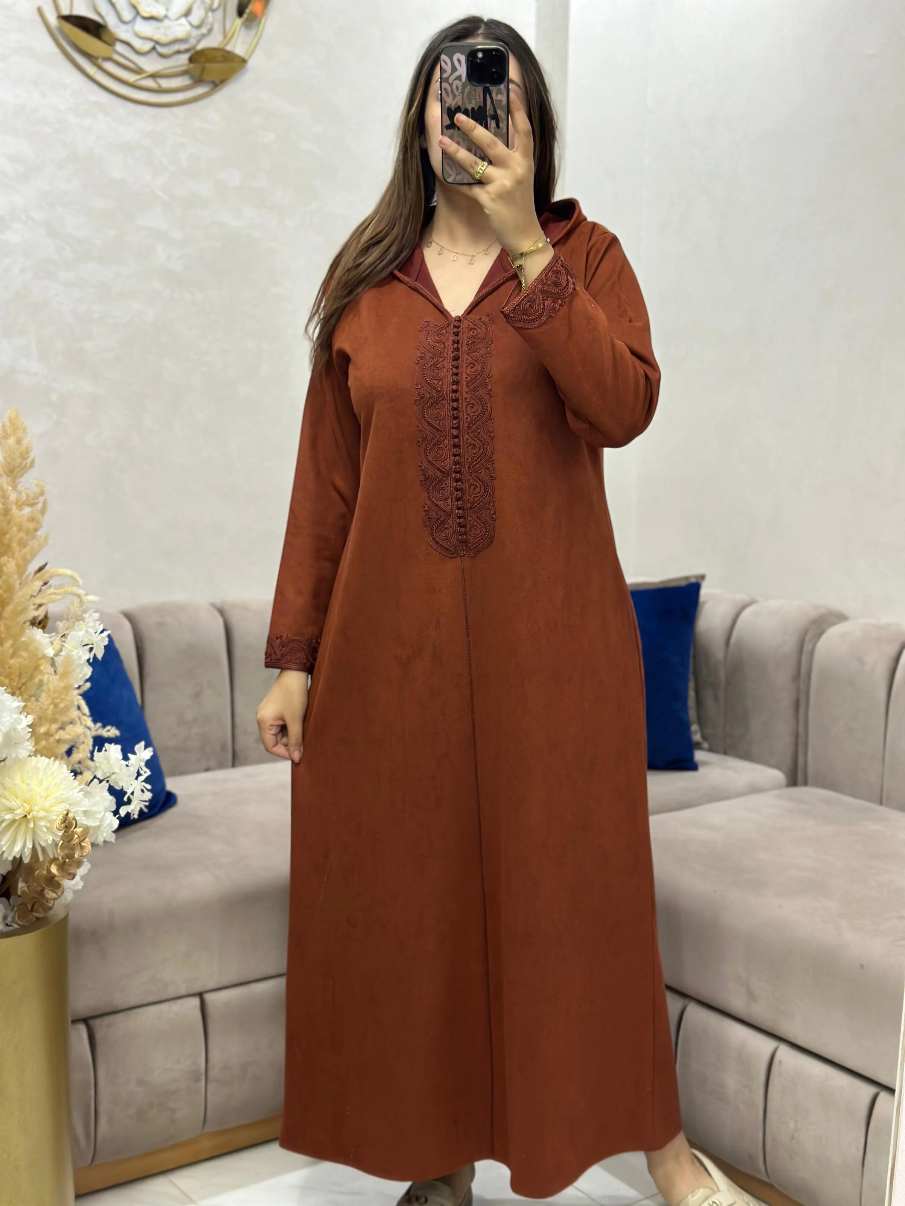 جلابة نسائية فاخرة – أناقة راقية لشتاء 2025