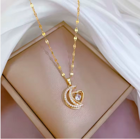 عقد القلب والهلال الكريستالي   رمز الحب والجمال لكل الأوقات