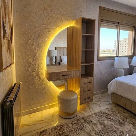 طاولة مكياج بمرآة مضيئة LED ورفوف جانبية