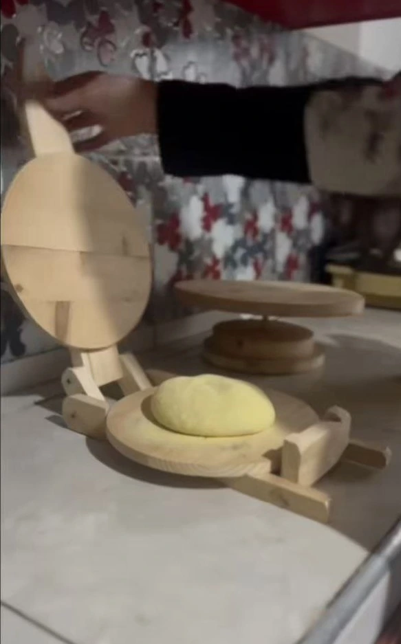 مكبس العجين الخشبي التقليدي