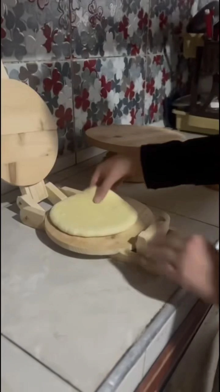 مكبس العجين الخشبي التقليدي