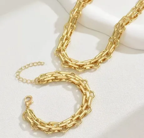 Conjunto de Collar y Pulsera de Cadena Entrelazada Dorada – Elegancia de Lujo en Acero Inoxidable