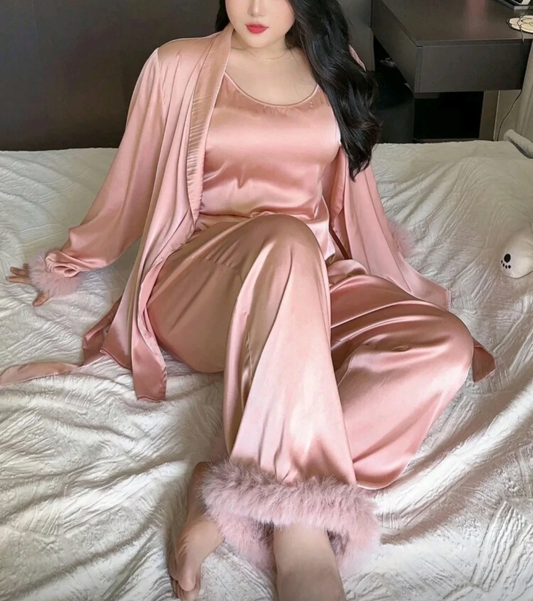 Ensemble satin rose à plumes