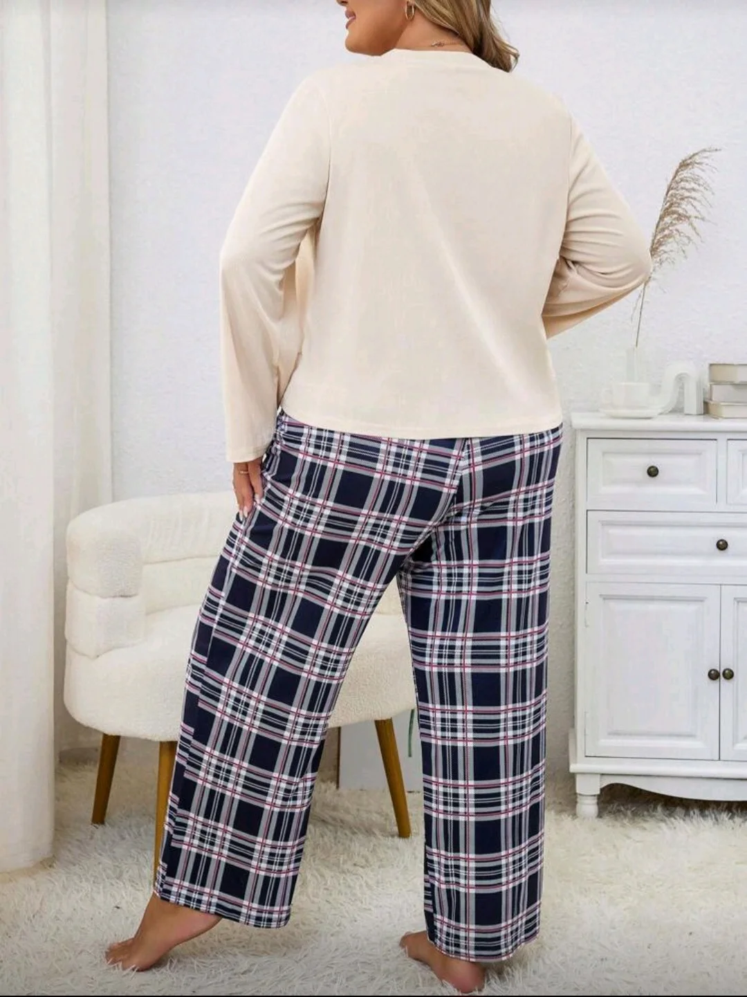 Pyjama beige et pantalon à carreaux marine