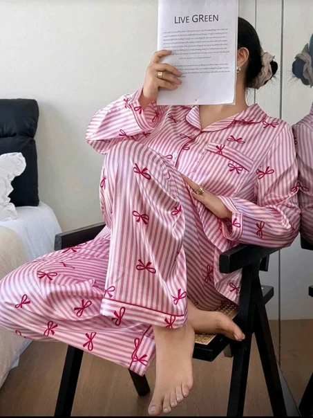 Pyjama pour femmes grandes tailles, haut et pantalon rayés en fausse soie à revers et nœud papillon.