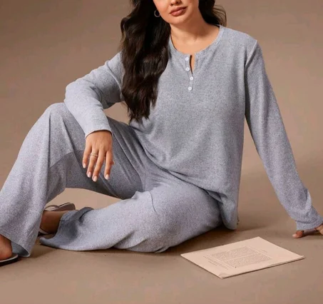 Ensemble pyjama gris à manches longues, coupe ajustée et boutons décoratifs