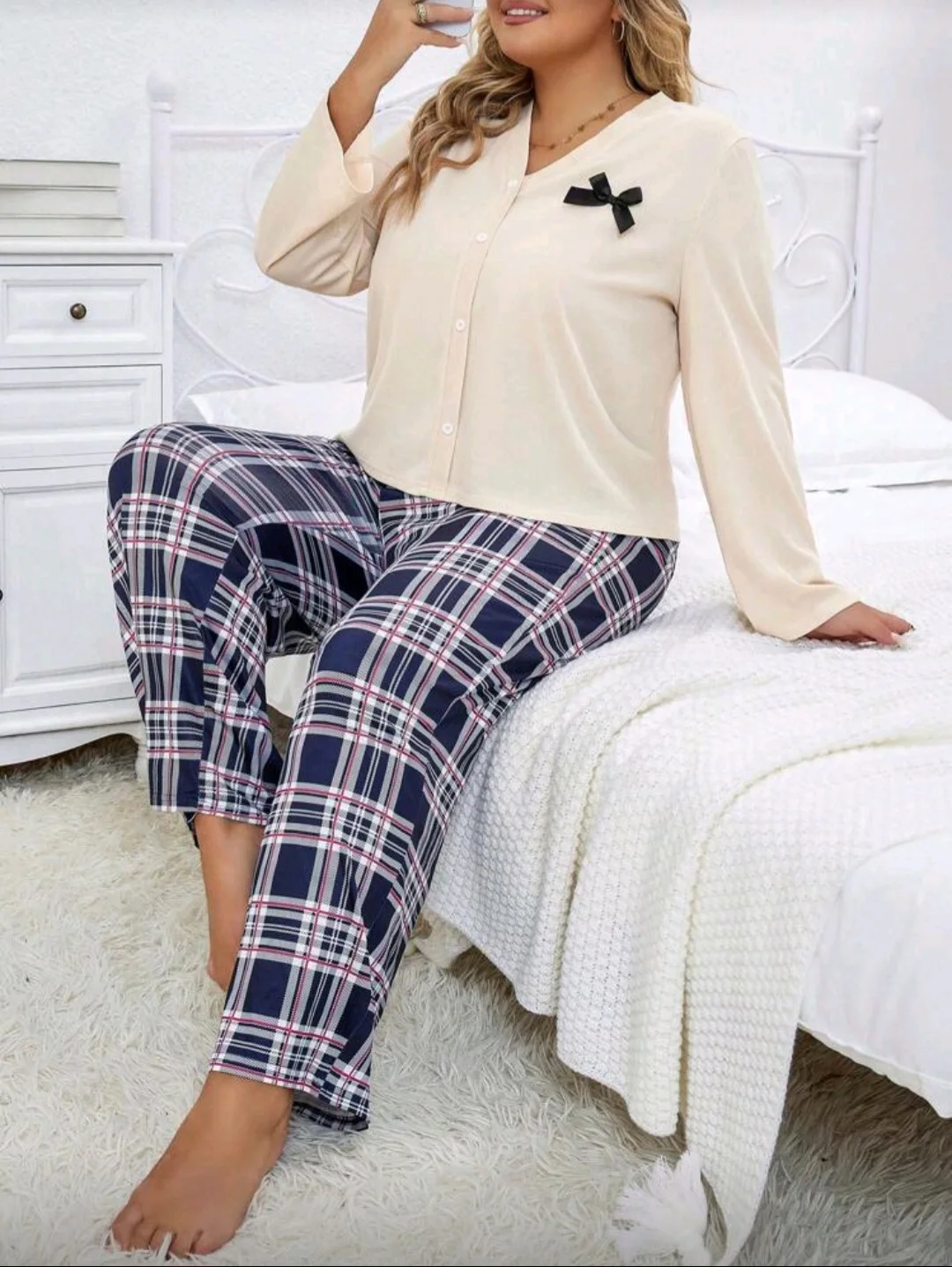 Pyjama beige et pantalon à carreaux marine