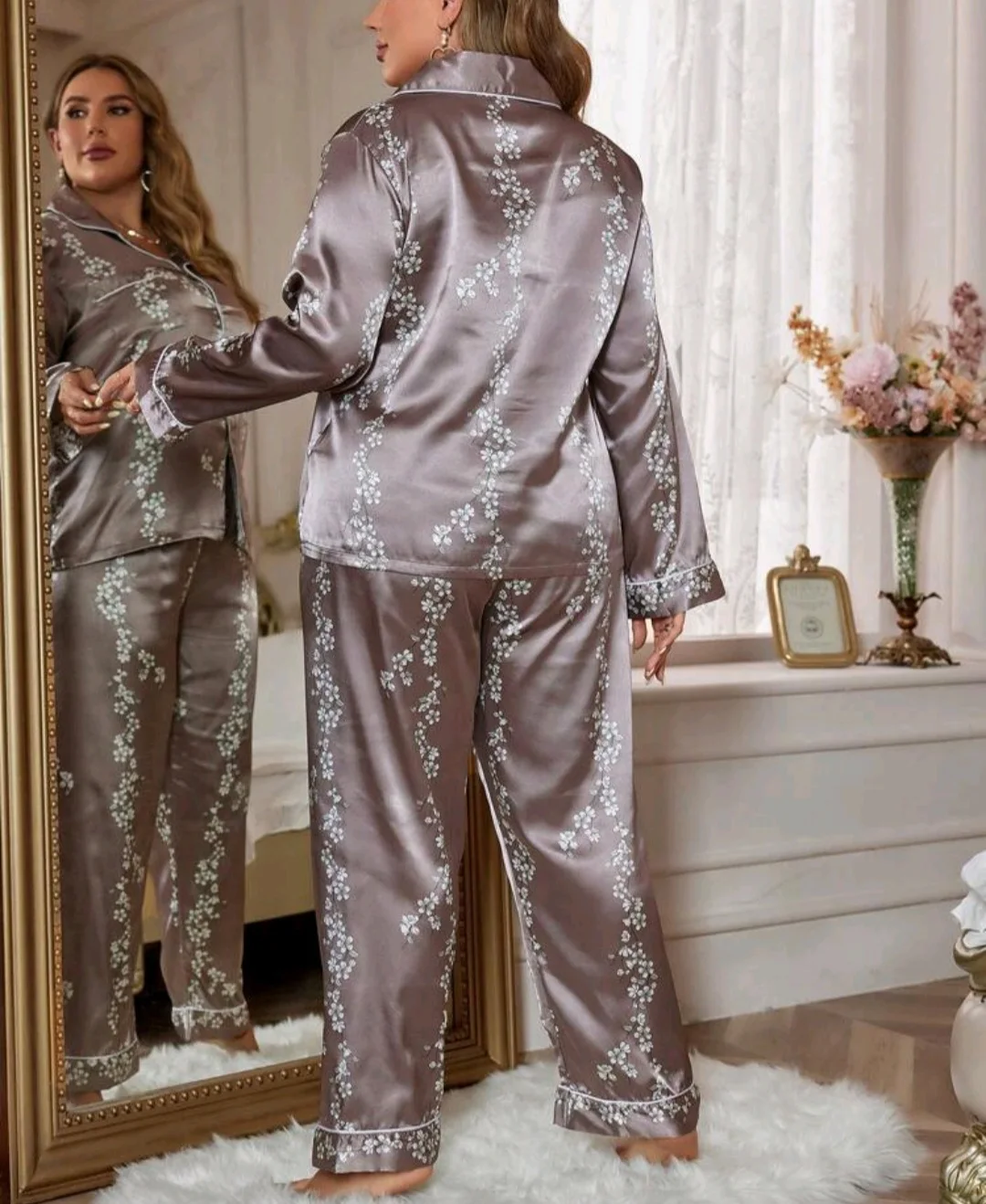 Pyjama satin gris argent brodé