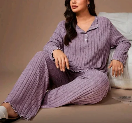Ensemble 2 pièces pour femme grande taille: haut et pantalon violet clair à col montant et demi-ouvert, en maille polaire côtelée douce, manches longues. Décontracté et confortable, idéal pou