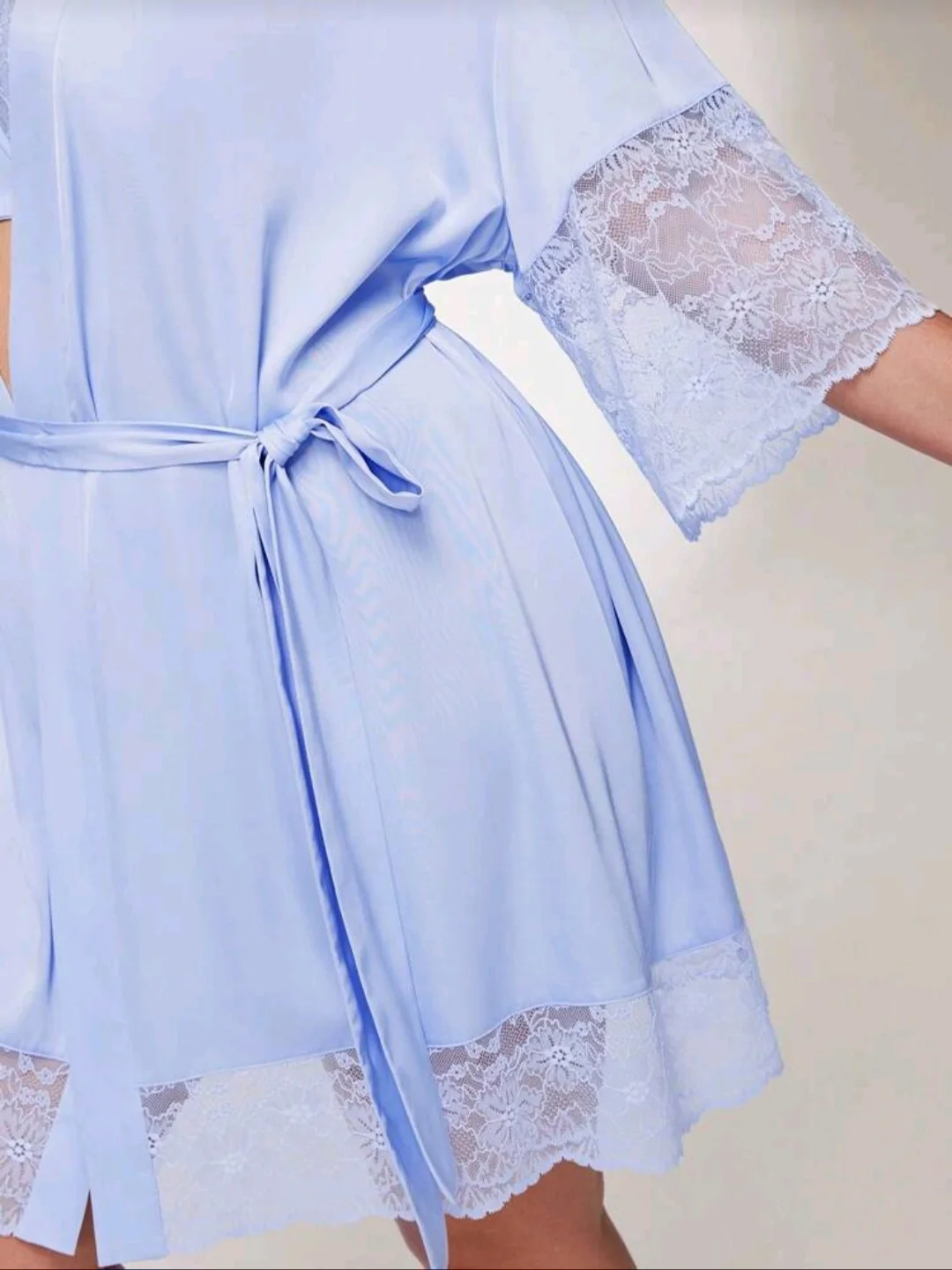 Peignoir bleu clair dentelle