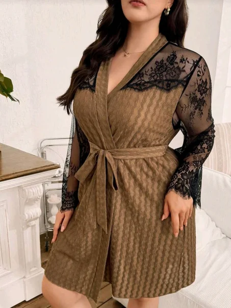 Nuisette jacquard grande taille en dentelle colorblock, épaules dénudées et taille nouée.