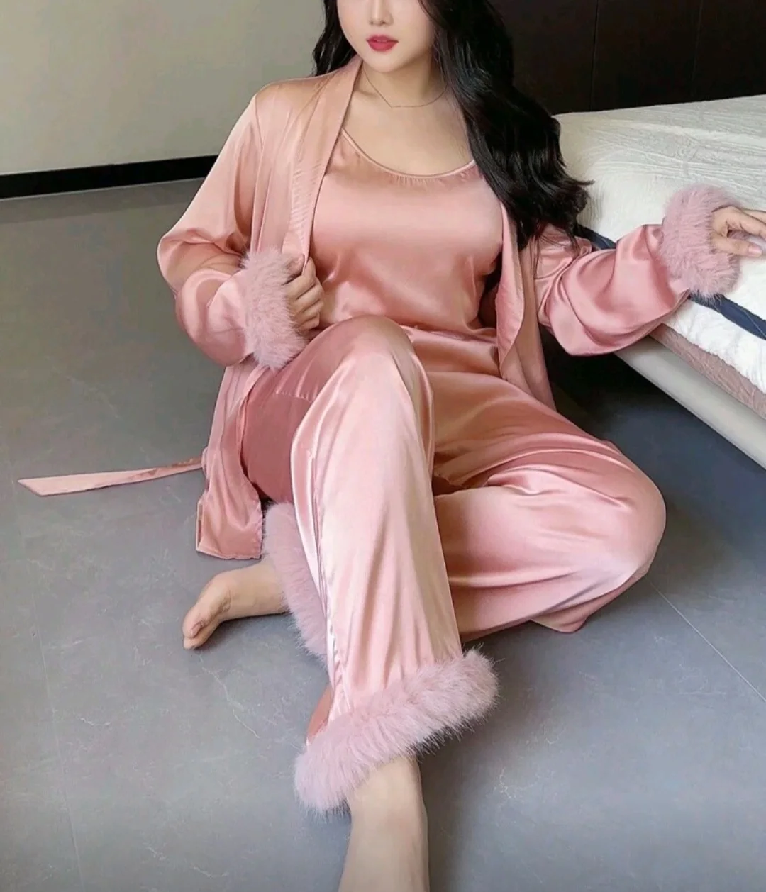 Ensemble satin rose à plumes