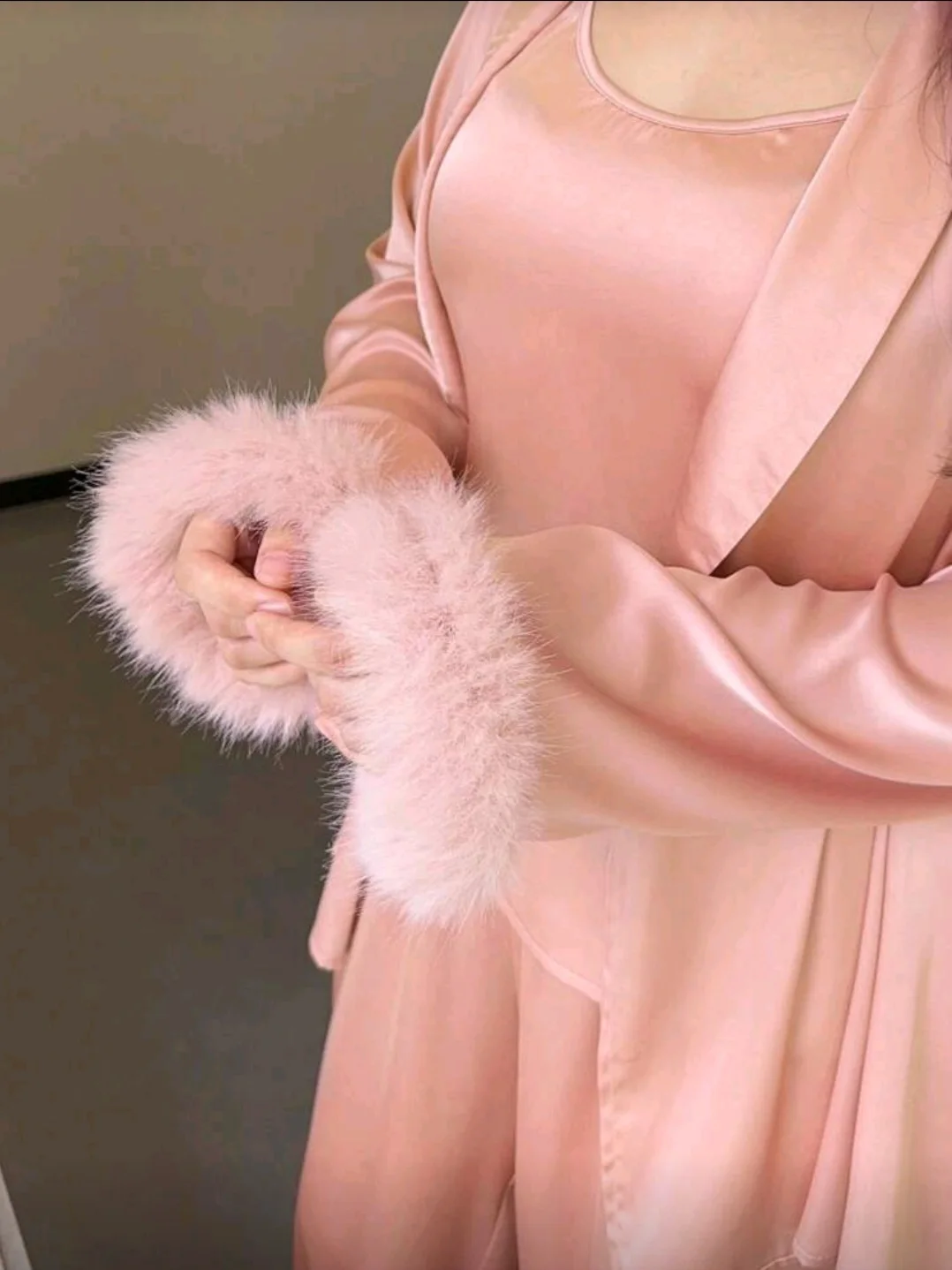Ensemble satin rose à plumes