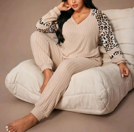 Pyjama léopard col V et pantalon grande taille