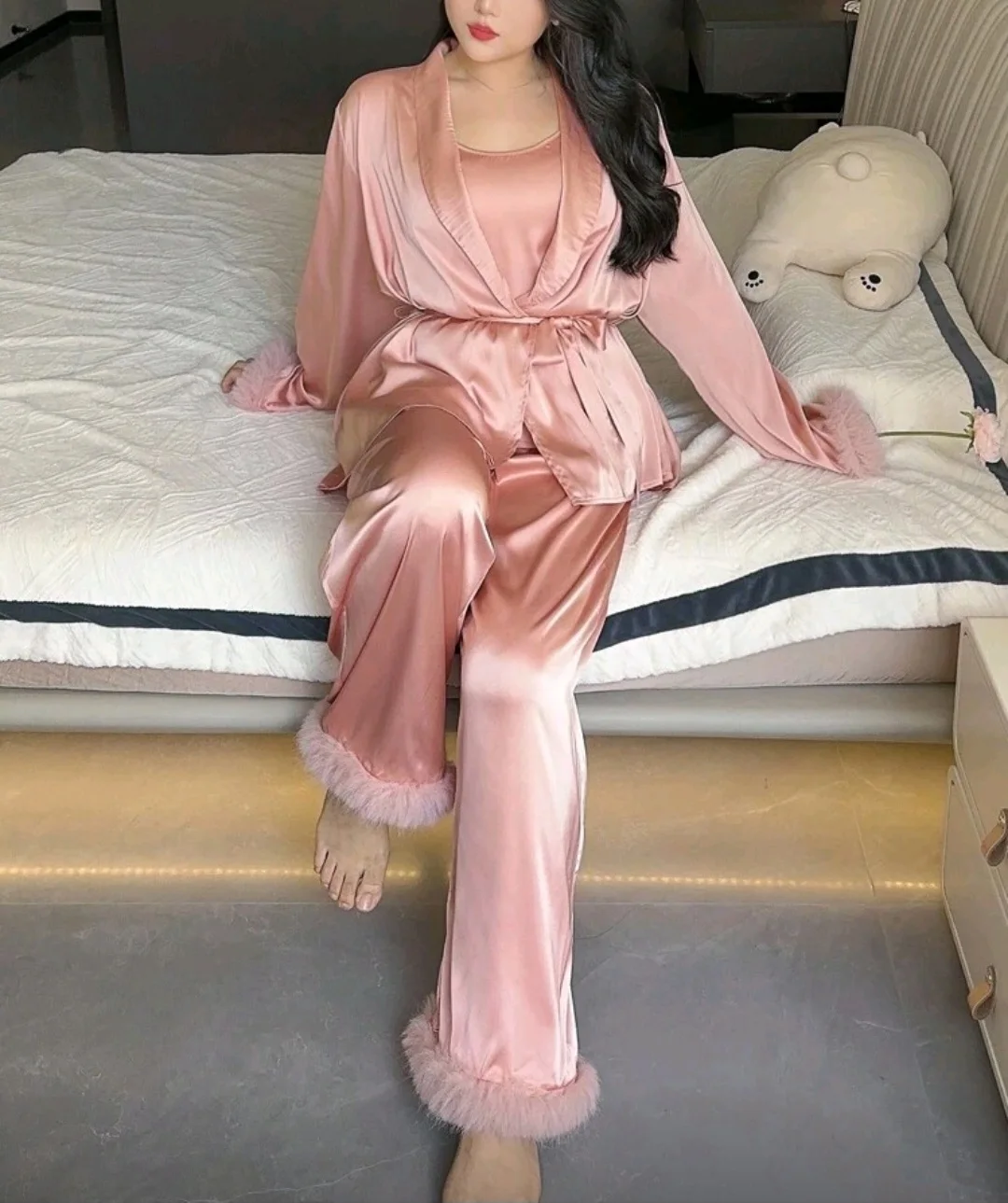 Ensemble satin rose à plumes