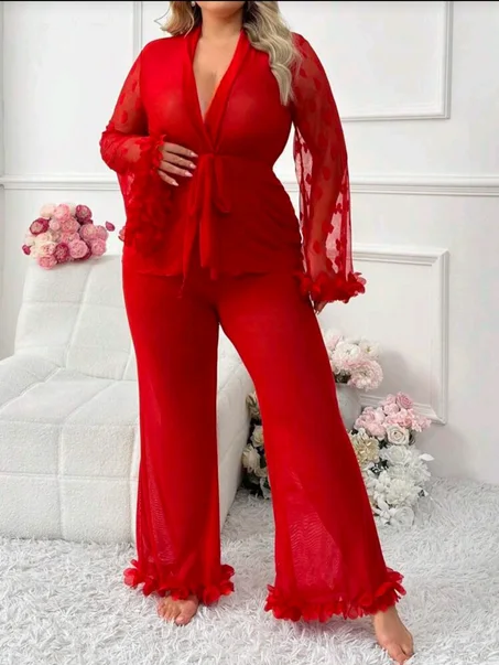 Pyjama rouge grande taille pour femme, haut et pantalon à manches évasées en maille jacquard à motif cœur et ceinture.
