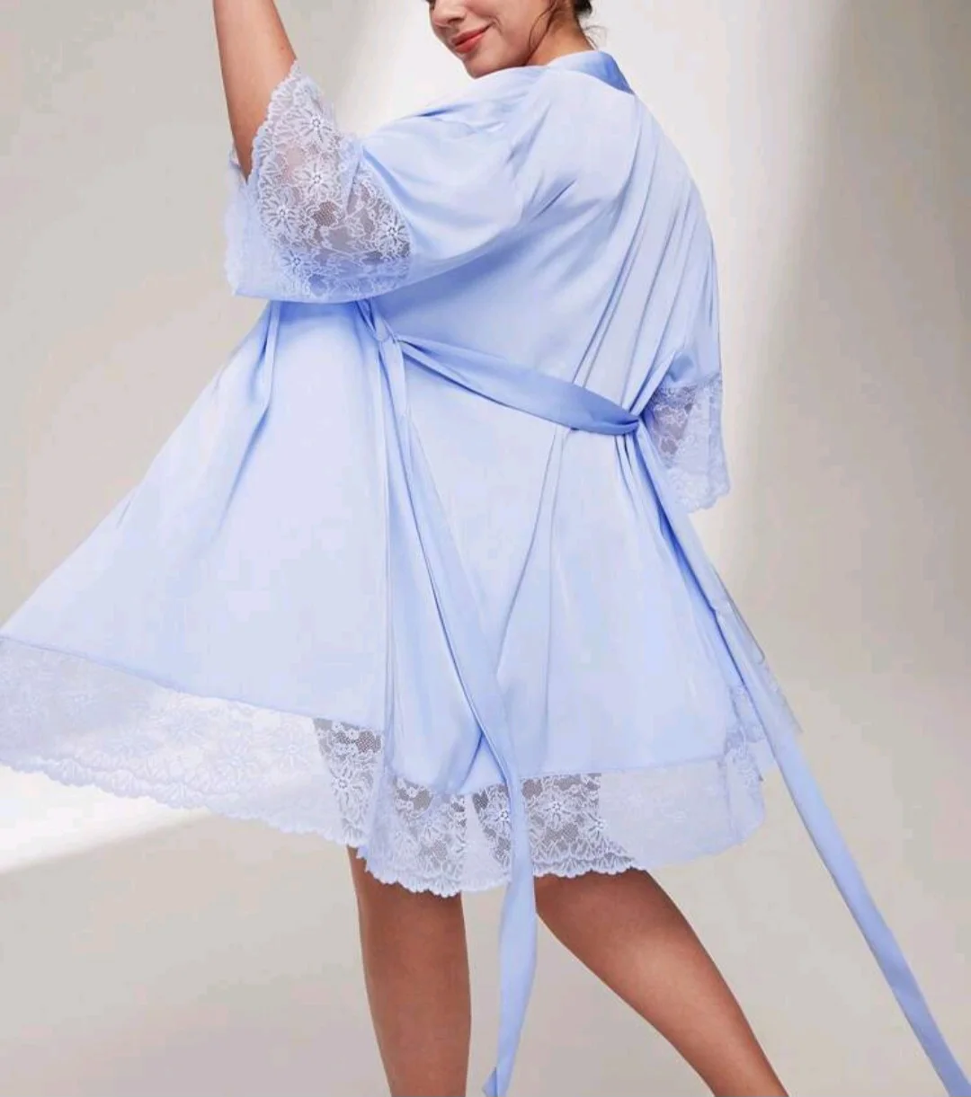 Peignoir bleu clair dentelle