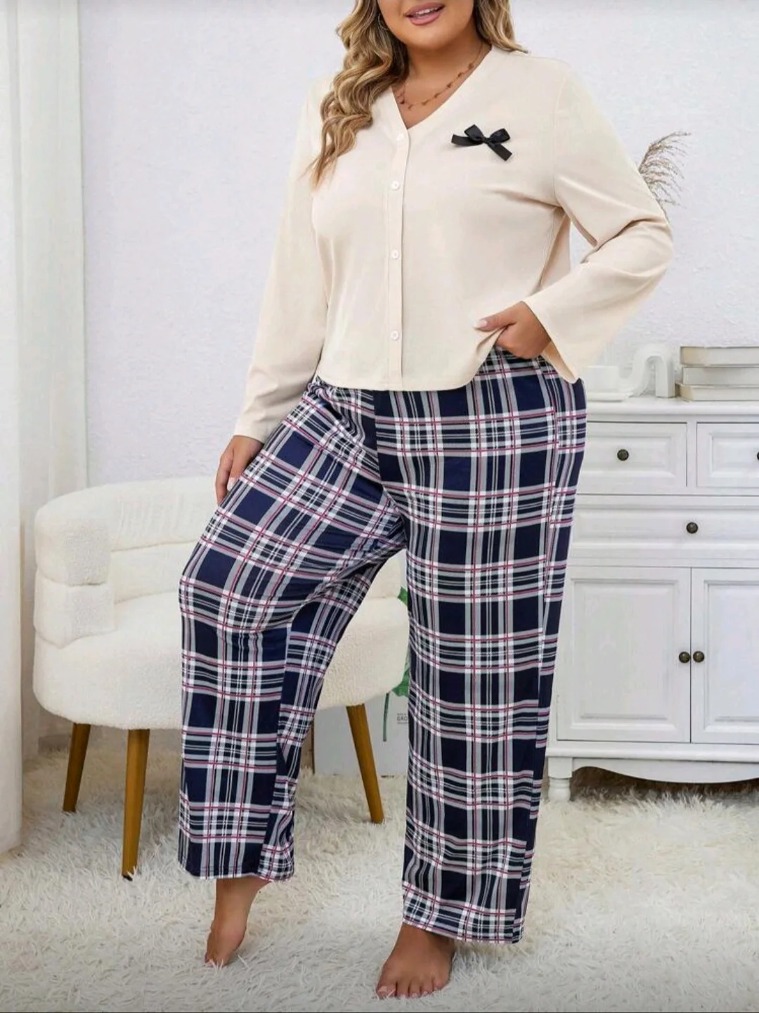 Pyjama beige et pantalon à carreaux marine