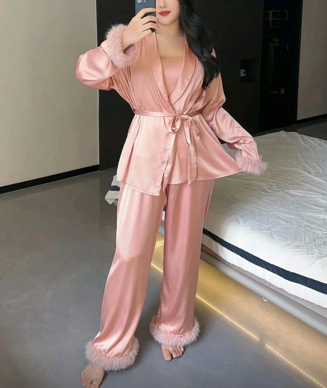 Ensemble satin rose à plumes