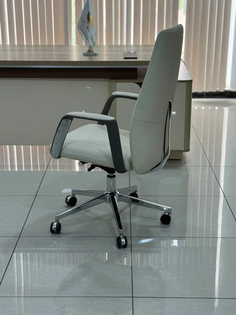 Fauteuil de Bureau Élégant – Ivory Design
