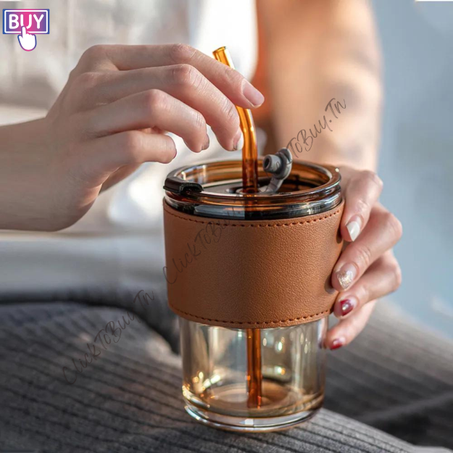 Tasse avec paille en verre et étui en cuir de style créative